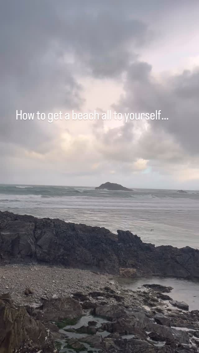 Soooo cold. But so beautiful. 

🥶🌊🌧️ 

#cold #hail #toptips #winteryday #crantock #sea #beach #sistersoftheseauk #waves #cornwall #sistersofthesea #ocean #newquay #coastalliving #coast #walk #hike #dogwalk #southwestcoastalpath #walking #wild #outdoors