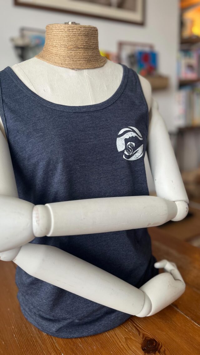 I know it’s early. 

But what can I say, I’m dreaming of summer. 

Here’s a little preview of the Sisters of the Sea vest. Super-soft as always, in a flattering blue/grey. With the signature chest print and a new subtle back design, I love it!

What do you think? 

☀️🌊💙

#dreamingofsummer #sistersofthesea #cornwall #summervibes #newquay
